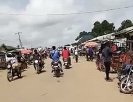 Circulation à Cantonnier, à la frontière avec le Cameroun