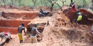Les artisans miniers sur un chantier de diamant à Carnot, à l'ouest de la République centrafricaine