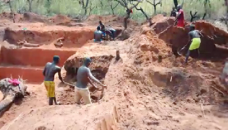 Les artisans miniers sur un chantier de diamant à Carnot, à l'ouest de la République centrafricaine