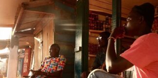 Les commerçants sont assis devant leurs magasins à Bambari, en République centrafricaine, le 18 novembre 2020