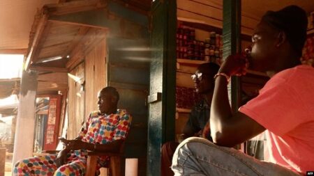 Les commerçants sont assis devant leurs magasins à Bambari, en République centrafricaine, le 18 novembre 2020