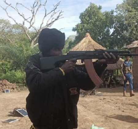 L'un des rebelles qui ont pris d'assaut les positions des soldats FACA à Nzako, le 20 mai 2022. CopyrightCNC