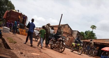 les mercenaires de Wagner devant le centre artisanal de Bambari. Photo CNC / Bertrand Yékoua