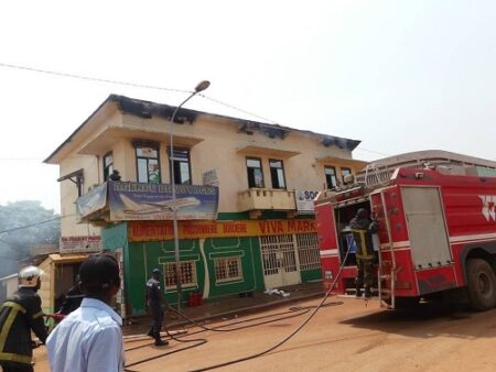 Des soldats du feu tentant de maîtriser un incendie au centre-ville de Bangui en janvier 2019