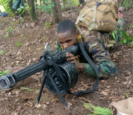 Un combattant rebelle de 3R dans la commune de Gallo, à 55 kilomètres de Bouar, dans la préfecture de la Nana-Mambéré
