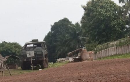 Le camion militaire des FACA accidenté sur un pont au croisement Digui, garé devant la base militaire des mercenaires russes au croisement Digui