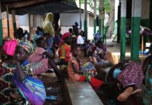 Des patients attendent dans la salle d'attente du service ambulatoire de l'hôpital MSF de Kabo, une ville du nord de la République centrafricaine.   Adulte, Sari in IMG_0137