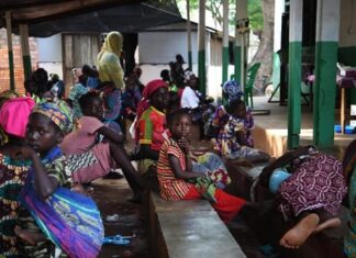 Des patients attendent dans la salle d'attente du service ambulatoire de l'hôpital MSF de Kabo, une ville du nord de la République centrafricaine.   Adulte, Sari in IMG_0137