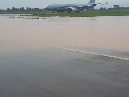 La piste d'atterrissage de l'aéroport Bangui M'Poko inondée par l'eau