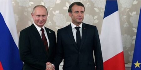 Le Président français Emmanuel Macron à droite, et Vladimi Poutine à gauche