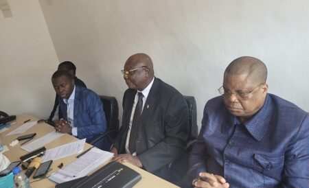 Martin Ziguelé et certains membres du bloc républicain pour la défense de la constitution lors de leur conférence de presse au siège du parti PATRIE le 18 août 2022 à Bangui