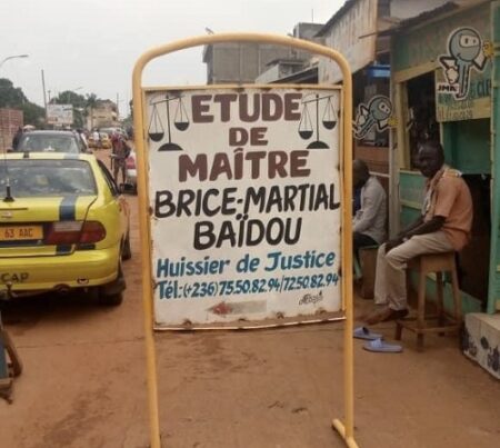 Pancarte du cabinet du maître Martial Baïdou, huissier de justice à Bangui
