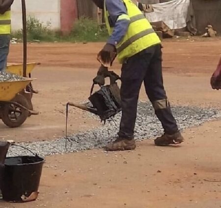 Travaux de bitumage des rues et avenues de Bangui la capitale en cette fin du 21e siècle par la société 3G avec la collaboration de Sani Yalo