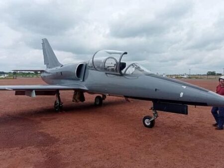 Un avion de chasse des mercenaires russes de la société Wagner remonté en cachette et rendu public au camp de l'armée de l'air à l'aéroport de Bangui M'poko