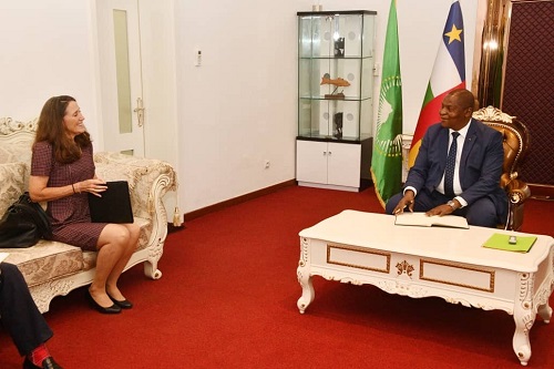 L'ambassadrice des États-Unis en République centrafricaine, Patricia Mahoney et le chef d'État centrafricain Faustin Archange Touadera au palais de la renaissance le 21 juillet 2022.