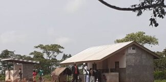 barrière de contrôle mixte des forces de l'ordre à l'entrée de la ville de Bossembélé sur l'axe Bangui