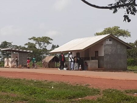 barrière de contrôle mixte des forces de l'ordre à l'entrée de la ville de Bossembélé sur l'axe Bangui