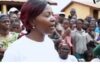 La représentante de la fondation Henri Marie Dondra à la remise des kits d'urgence aux sinistrés des inondations de Bangui du 22 juillet 2022 sur le site de l'école Saint-Jean dans le deuxième arrondissement