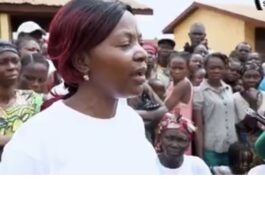 La représentante de la fondation Henri Marie Dondra à la remise des kits d'urgence aux sinistrés des inondations de Bangui du 22 juillet 2022 sur le site de l'école Saint-Jean dans le deuxième arrondissement