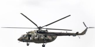 Un hélicoptère russe MI-17 avec à son bord des paramilitaires russes et des forces rwandaises et loyalistes survole la région de Boali, près de Bangui, en Centrafrique, le 10 janvier 2021 / AFP/