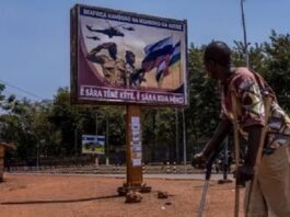 Un panneau célèbre la collaboration entre l'armée russe et l'armée centrafricaine, à Bangui, en République centrafricaine, en 2019. / Ashley Gilbertson/The New York Times-Redux-Rea