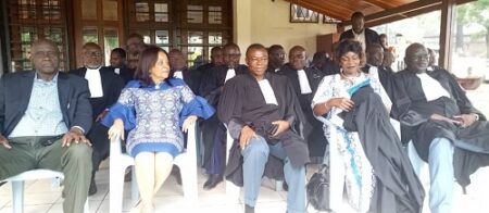 La présidente de la Cour constitutionnelle Mme Danièle Darlan assise au milieu des membres du corps judiciaire venus faire un set-in de soutien sous la
