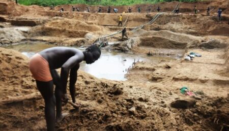Le groupe Wagner est accusé d’avoir enlevé des enfants de la République centrafricaine pour travailler dans les mines d’or et de diamant comme remplacements des mineurs artisanaux qui ont été tués ou se sont enfuis du pays. AFP