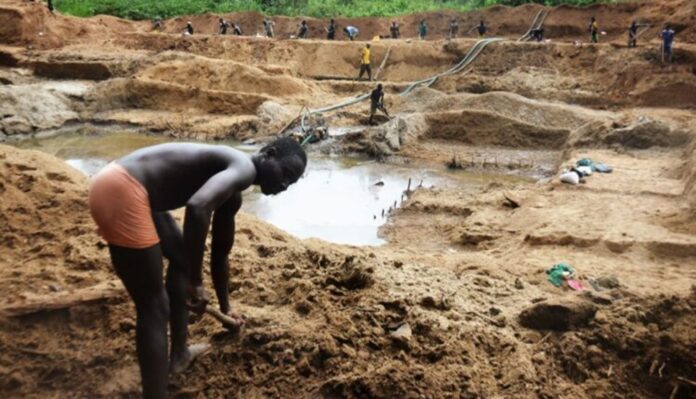 Le groupe Wagner est accusé d’avoir enlevé des enfants de la République centrafricaine pour travailler dans les mines d’or et de diamant comme remplacements des mineurs artisanaux qui ont été tués ou se sont enfuis du pays. AFP mercenaires-de-wagenr-dans-les-mines Les mercenaires de Wagner répètent leur scénario de destruction dans toute l’Afrique