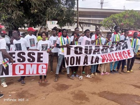 Les militants du BRDC venus soutenir le coordonnateur Crépin Mboli Goumba au commissariat du port Amont