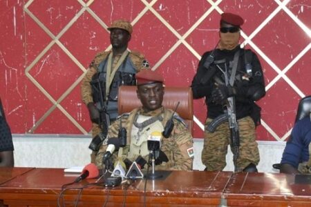 Au Burkina-Fasso,le putschiste Paul Henri Damiba renversé , des militaires en tenue