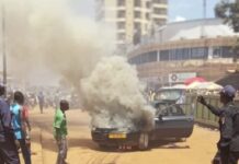 Incendie d'un véhicule devant la pharmacie Sambo sur l'avenue des martyrs à Bangui