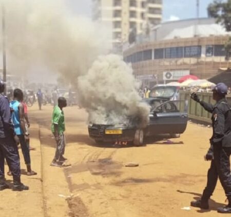 Incendie d'un véhicule devant la pharmacie Sambo sur l'avenue des martyrs à Bangui