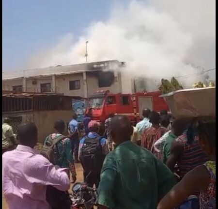 scène d'incendie d'un immeuble derrière la Télécel à Bangui