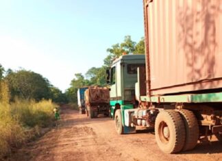 Arrivée du convoi de 10 camions transportant des équipements d'exploitation minière de Wagner à quelques kilomètres de Ndachima, non loin de Bambari, illustrant l'article sur Ndachima : une zone interdite à l'armée centrafricaine, révèle Dérant Lakoué