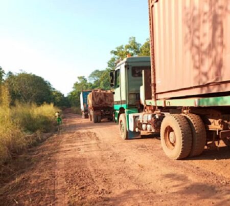 Arrivée du convoi de 10 camions transportant des équipements d'exploitation minière de Wagner à quelques kilomètres de Ndachima, non loin de Bambari. CopyrightCNC