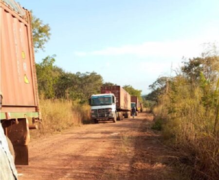 Arrivée du convoi de 10 camions transportant des équipements d'exploitation minière de Wagner à quelques kilomètres de Ndachima, non loin de Bambari