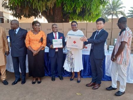 Remise officielle d'une valise médicale par le Chargé d'affaires de l'ambassade de Chine à la première dame de Centrafrique copyright CNC du 18/11/22 à Bangui