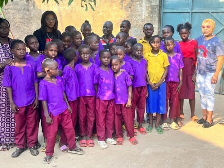Photo de famille lors de la remise du don à l’orphelinat "Amour, porteur de la vie" par l’association « ACTION SOLIDAIRE »