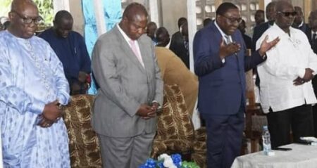 Séance de prière des membres du gouvernement avec le premier ministre Félix Moloua