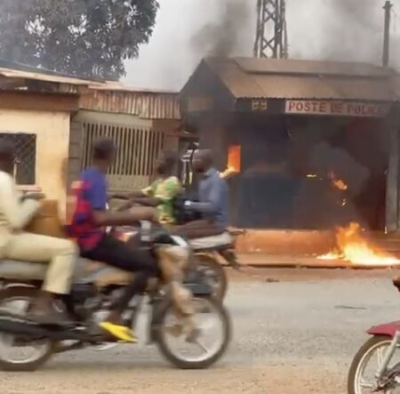 Circulation avec une moto dans une rue de Bangui