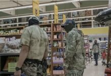 Des mercenaires russes font leurs courses en octobre au super marché Bangui Mall, un supermarché chic utilisé principalement par le personnel des ambassades et des