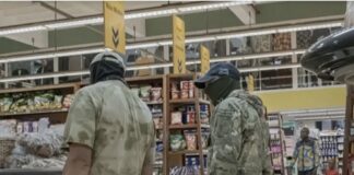 Des mercenaires russes font leurs courses en octobre au super marché Bangui Mall, un supermarché chic utilisé principalement par le personnel des ambassades et des