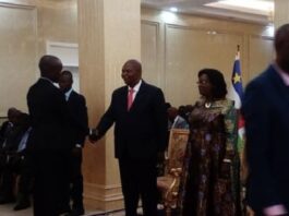 Poignée de main du chef milicien Héritier Doneng avec Monsieur le Président de la République, Chef de l'Etat, à l'occasion du souhait des voeux de nouvel an 2023
