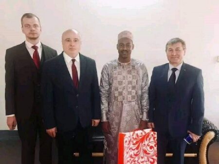 Le ministre chef rebelle Hassan Bouba et les diplomates russes à Bangui