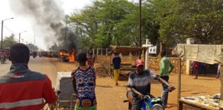 Incendie d'un point de vente d'essence de contrebande devant la catédrale de Fatima à Bangui