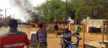 Incendie d'un point de vente d'essence de contrebande devant la catédrale de Fatima à Bangui