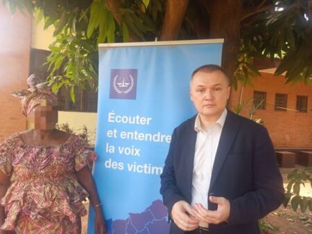 Marcus Davies, Conseiller Politique Haut-Commissaire du Canada au Cameroun à droite et une victime à gauche