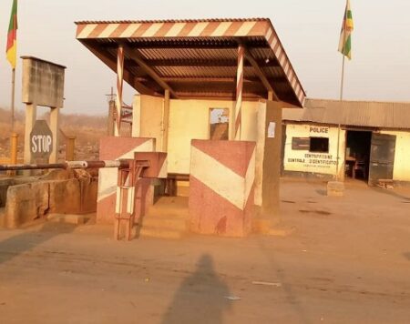 Le drapeau du Cameroun implanté sur la zone tampon de la RCA au côté du poste de commissariat de Cantonnier