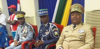 Assis de gauche à droite , les généraux Bienvenu Zokoué, DG de la police, General Landry Ulrich Depot, DG de la gendarmerie et Zéphirin Mamadou, chef d’état-major