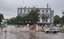La mafia s’empare de la réfection du stade 20 000 places de Bangui Entrée principale du stade 20 000 places, en face de l'immeuble de SOCATEL à Bangui. Photo prise le 16 mars 2023 après une pluie Entree-principale-du-stade-20-000-places-en-face-de-limmeuble-de-SOCATEL-a-Bangui.-Photo-prise-le-16-mars-2023-apres-une-pluie La FIFA s'engage à construire des stades de football en RCA : où en sommes-nous ? Christian Aimé Ndota